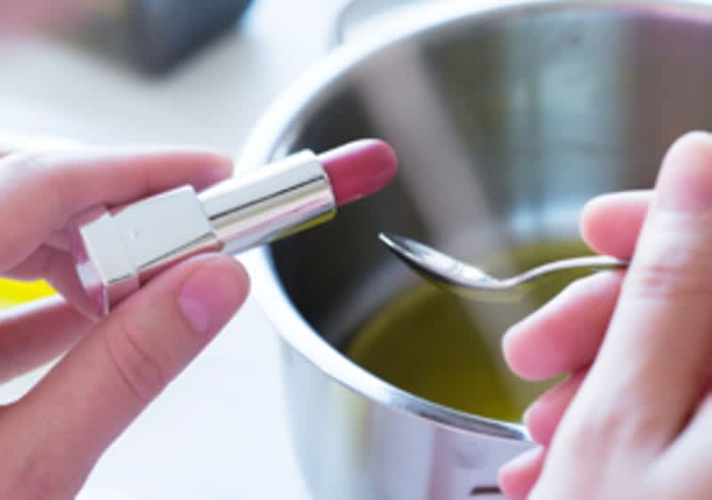 Stück von Lippenstift hinzufügen