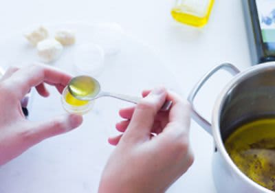 Die Masse in die Döschen abfüllen