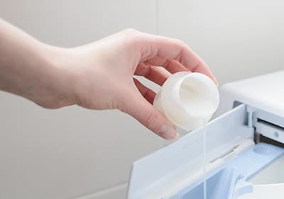 Weichspüler zur Wäsche geben