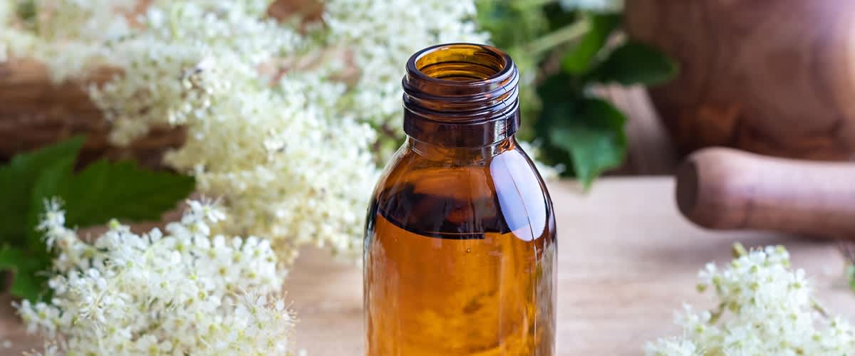 Leinsamen, Olivenöl und Mädesüß für einen Hautbalsam.