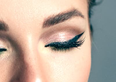 Frau mit geschminktem Cut Crease 