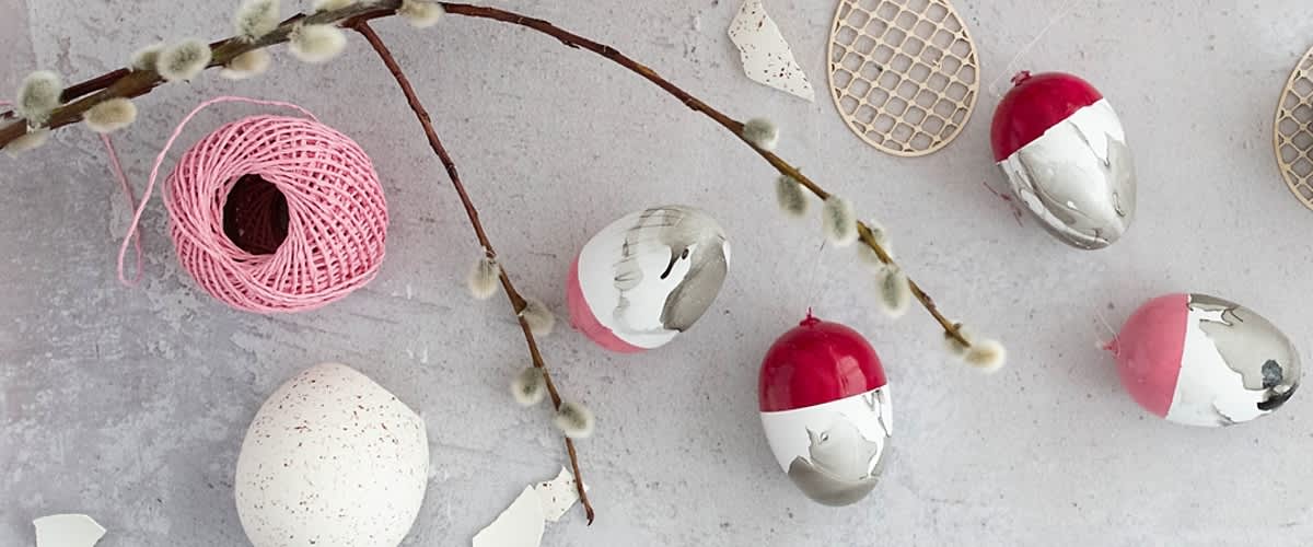 Ostereier und Palmkätzchen-Zweig