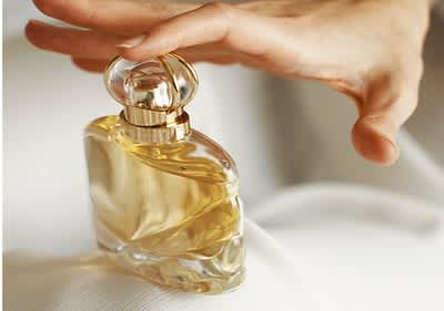 Parfum Flakons und Frau