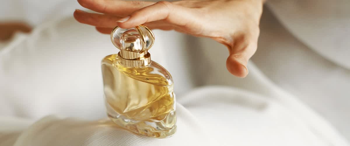 Parfum Flakons und Frau