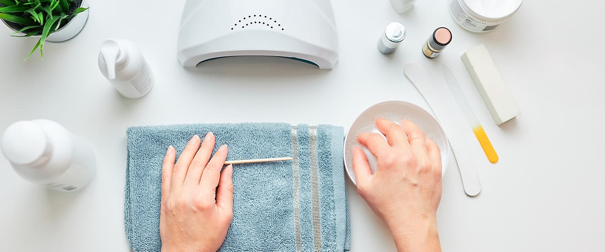 Nägel lackieren mit UV-Lampe