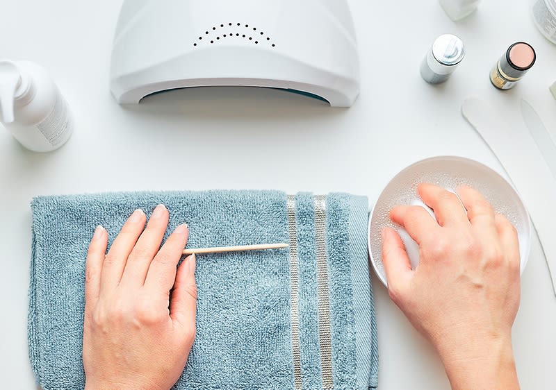 Nägel lackieren mit UV-Lampe