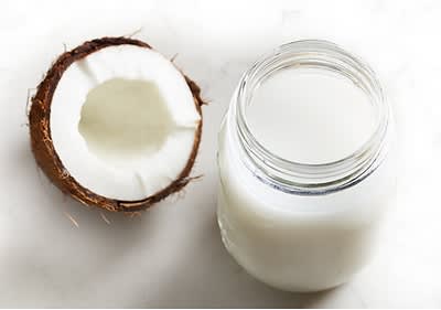 Kokosnuss & Kokosmilch im Glas