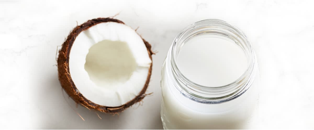 Kokosnuss & Kokosmilch im Glas