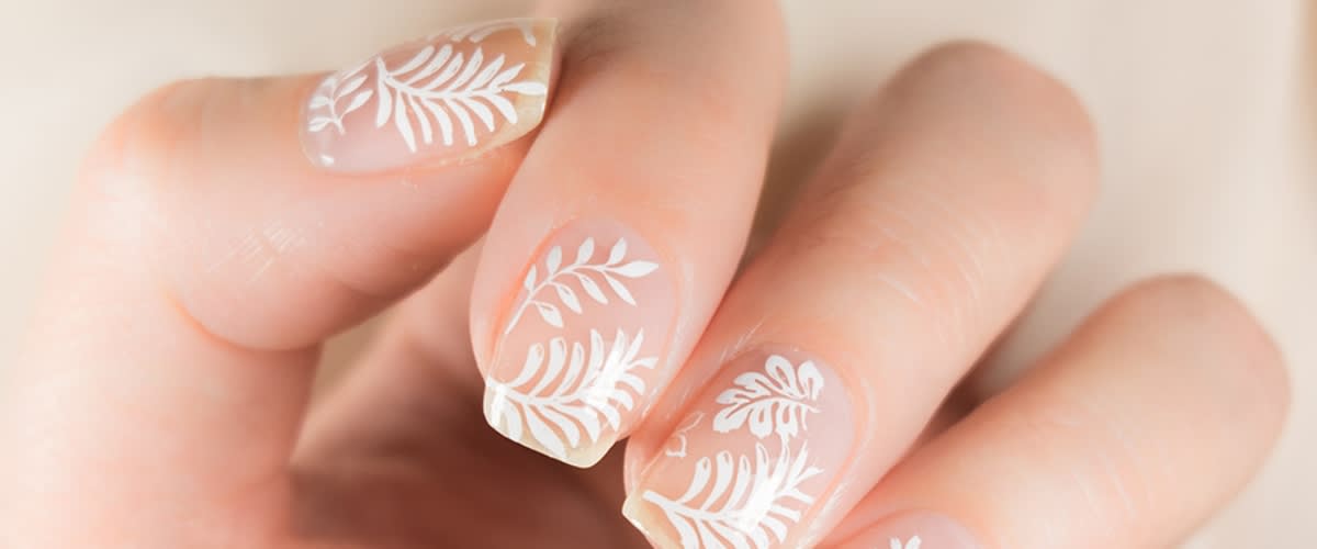 Nägel lackieren mit UV-Lampe