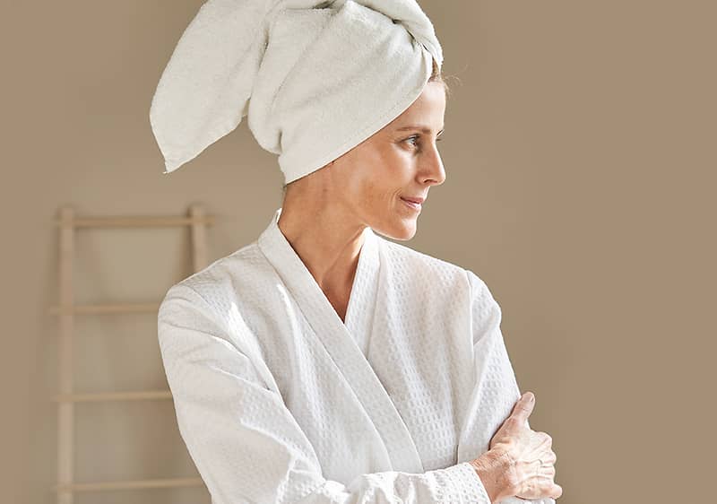 Frau im Bademantel