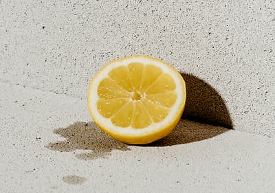Zitrone liegt am Boden
