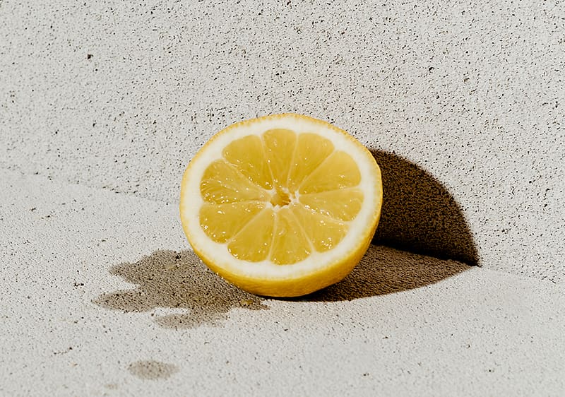 Zitrone liegt am Boden