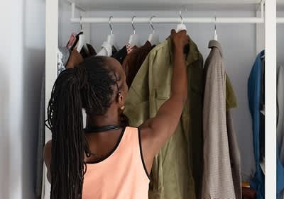 Ordnung in den Kleiderschrank bringen