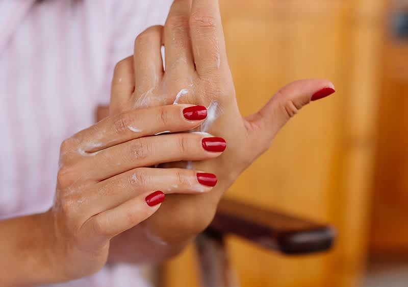 Žena koja njeguje svoje ruke