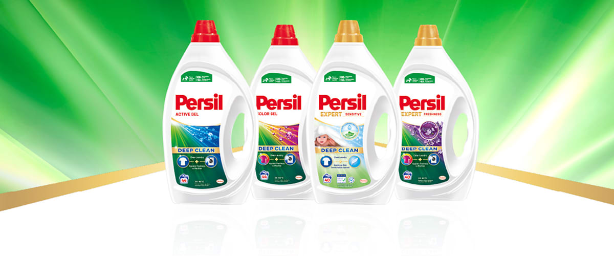 Slika koja prikazuje četiri boce tečnog deterdženta Persil na zelenoj pozadini