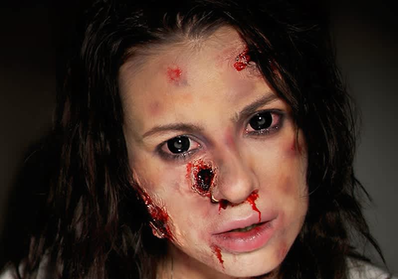 Frau mit Zombie Make-up
