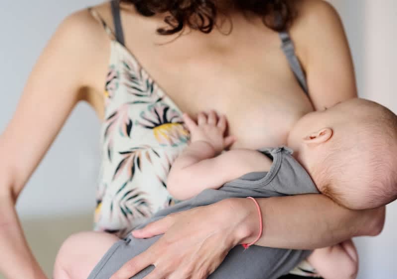 Baby trinkt an der Brust