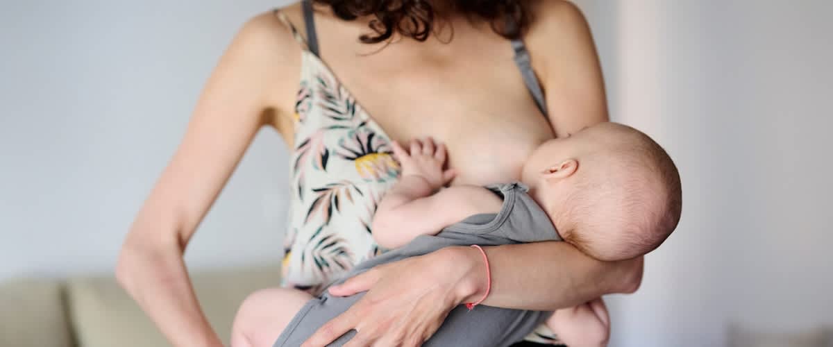 Baby trinkt an der Brust