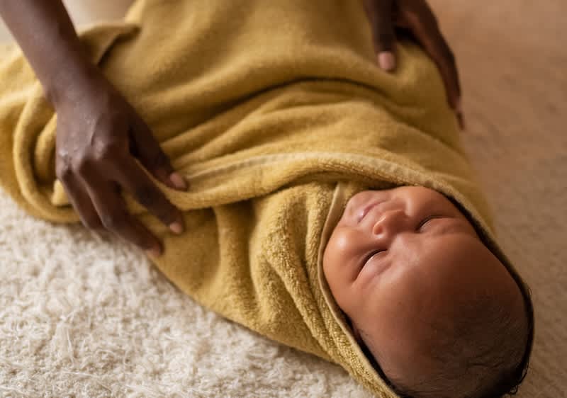 Baby ist in warme Decke eingewickelt