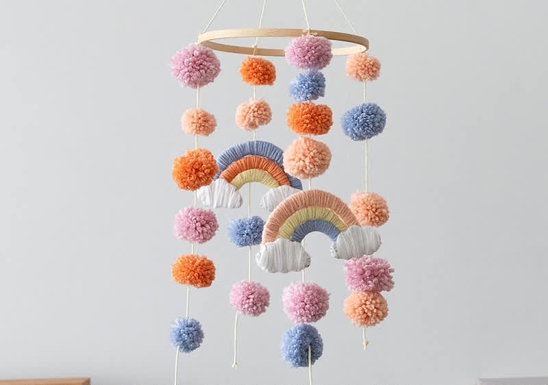 Buntes Baby-Mobile mit Quasten und Regenbögen