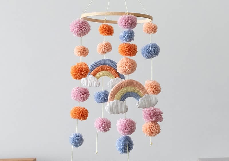Buntes Baby-Mobile mit Quasten und Regenbögen