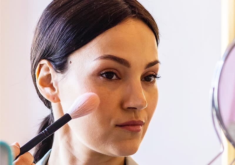Frau trägt Highlighter auf