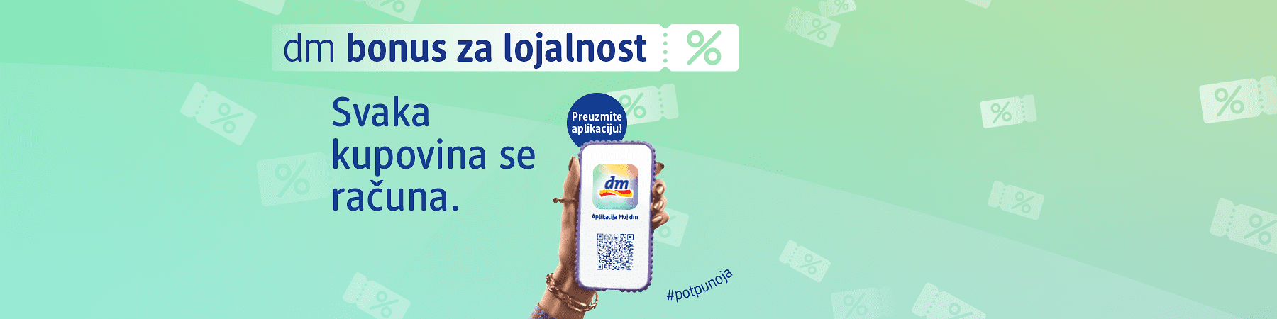 Slika koja prikazuje ruku koja drži telefon sa logoom dm i tekst o bonus za lojalnost