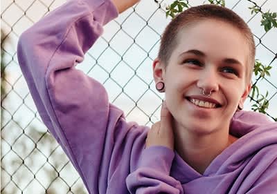 Frau mit Buzz Cut
