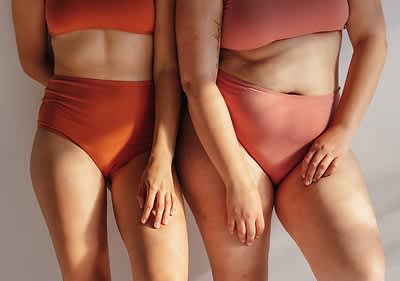 Zwei Frauen in Unterwäsche