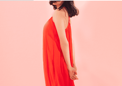 Frau mit Kleid