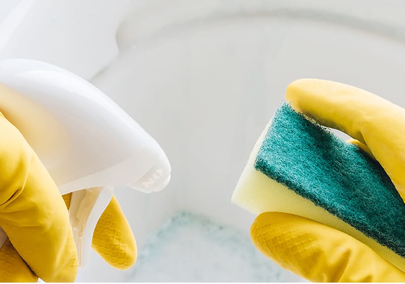 Toilette mit Schwamm und Putzmittel reinigen