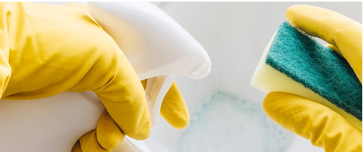 Toilette mit Schwamm und Putzmittel reinigen