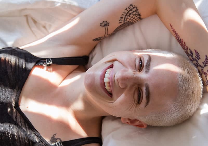 Žena s kratkom kosom koja se smije