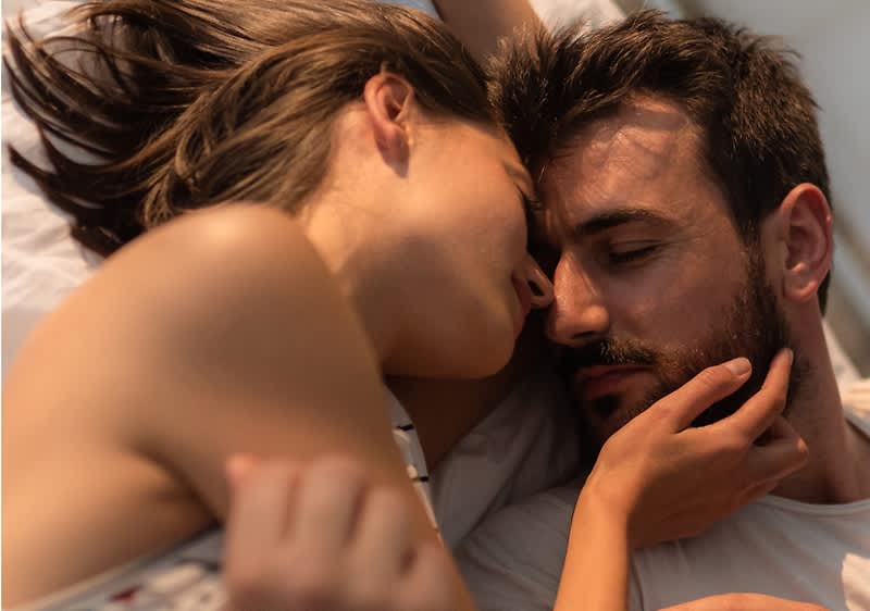 Paar verliebt im Bett