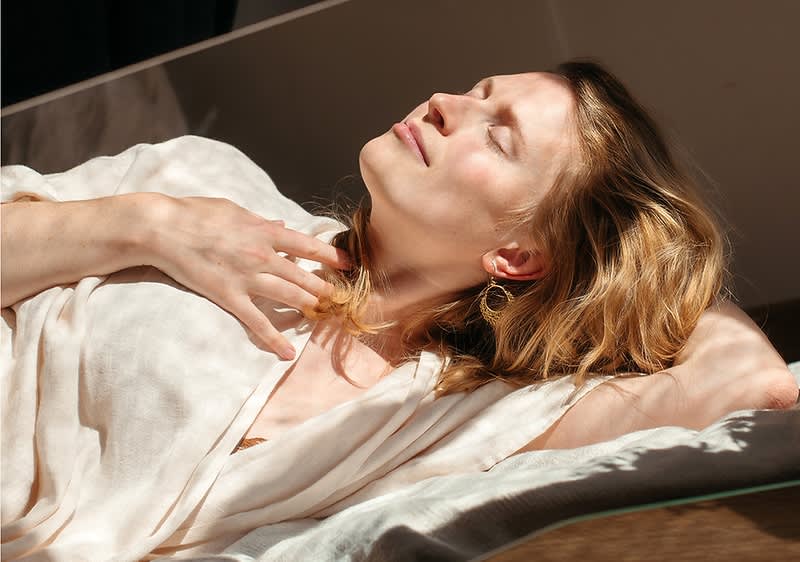 Frau liegt in der Sonne