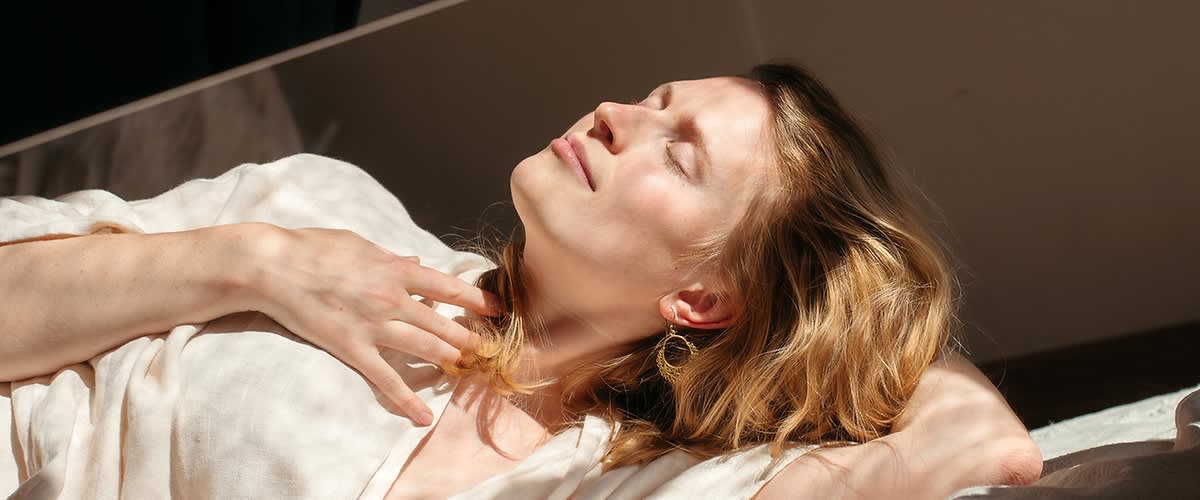 Frau liegt in der Sonne