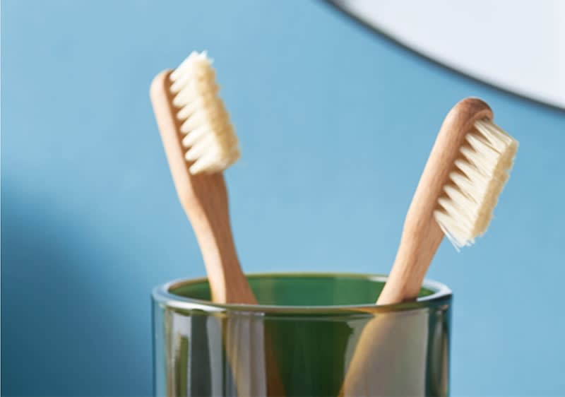 Zahnbürsten in Becher