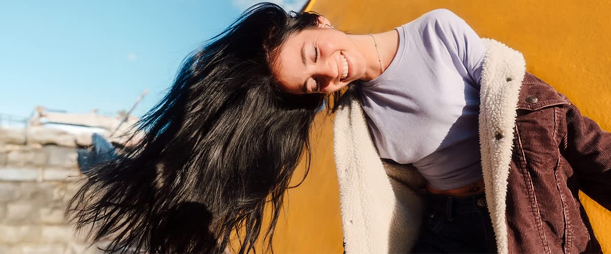 djevojka s dugom crnom kosom