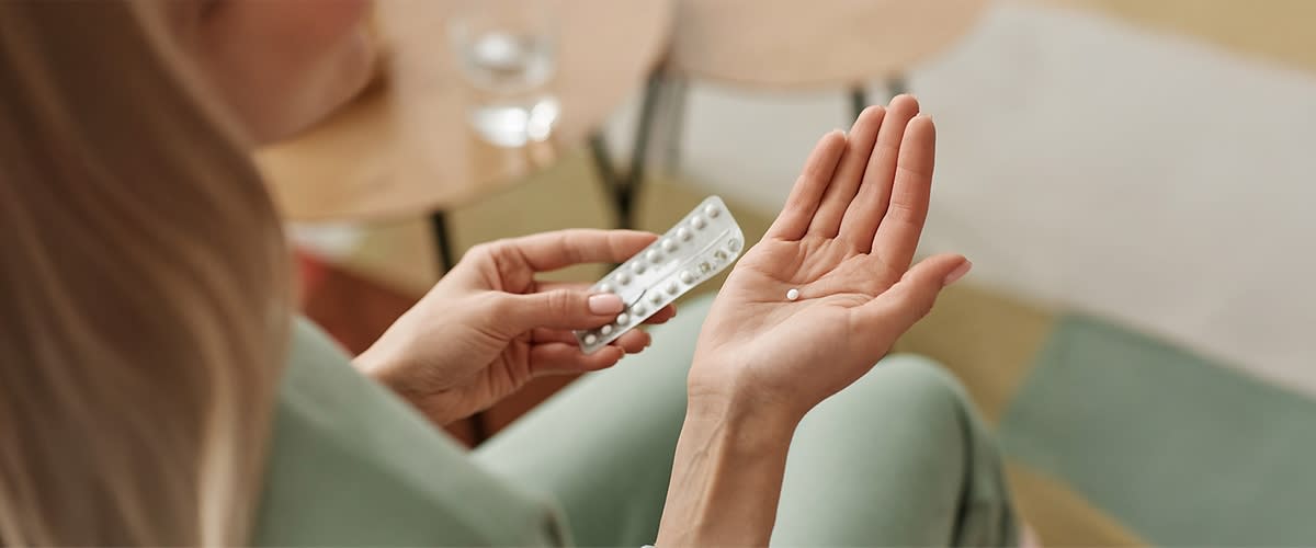 Žena u ruci drži antibebi pilule