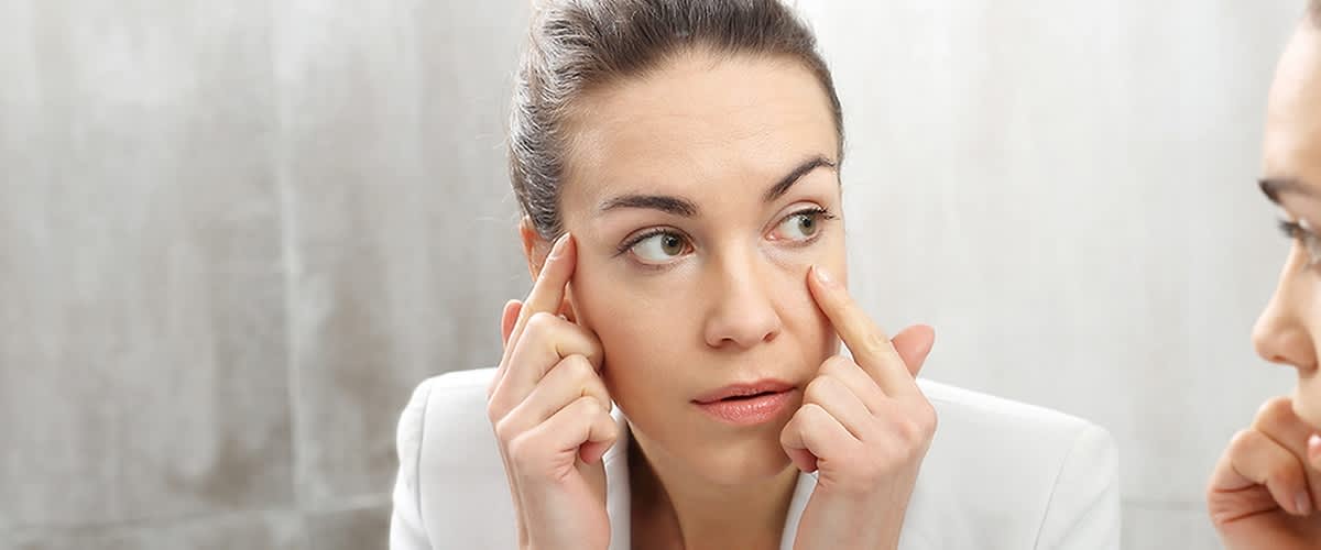 Mlada žena sa tamnim podočnjaka