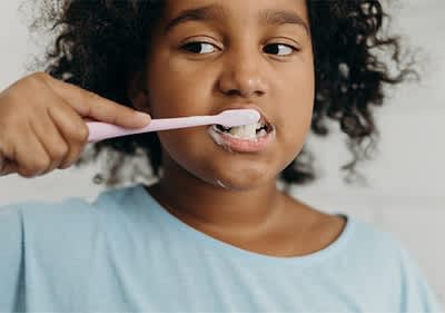 Dete koristi četkicu za zube