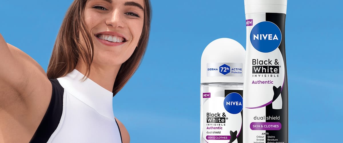 Slika koja prikazuje ženu pored dva Nivea Black & White dezodoransa