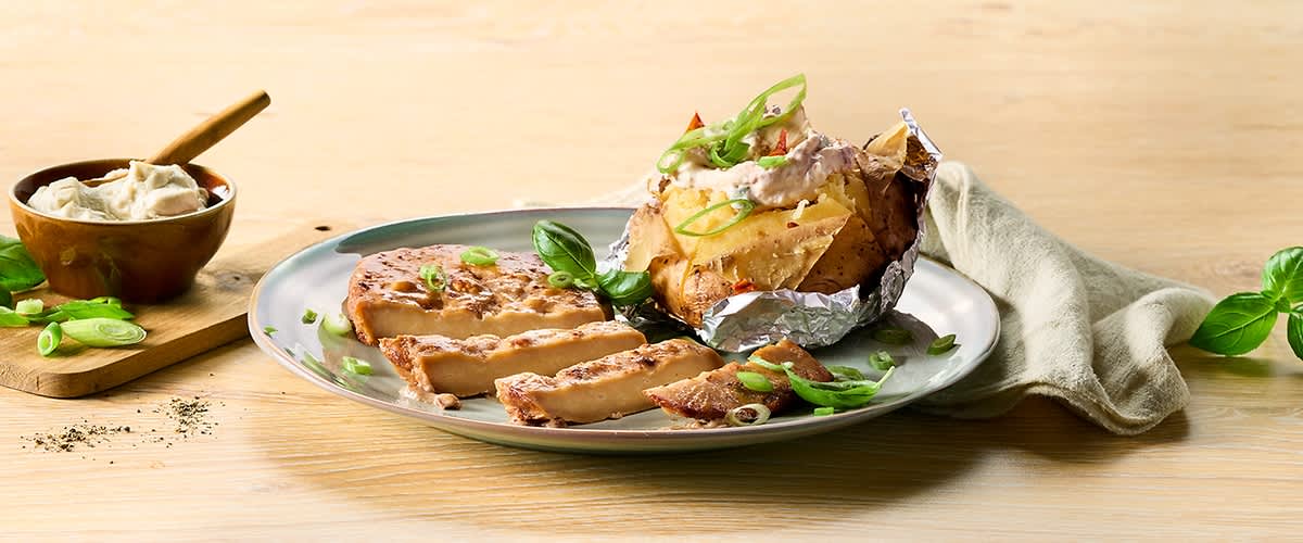 Pečeni krumpir s tofuom sa začinskim biljem i pečenim odeskom od sejtana na tanjuru