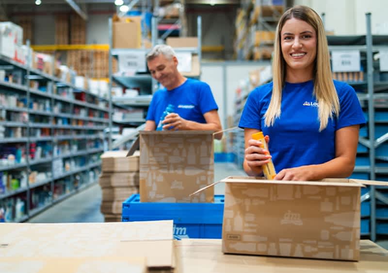 Ljudi pakuju proizvode u kutije u skladištu