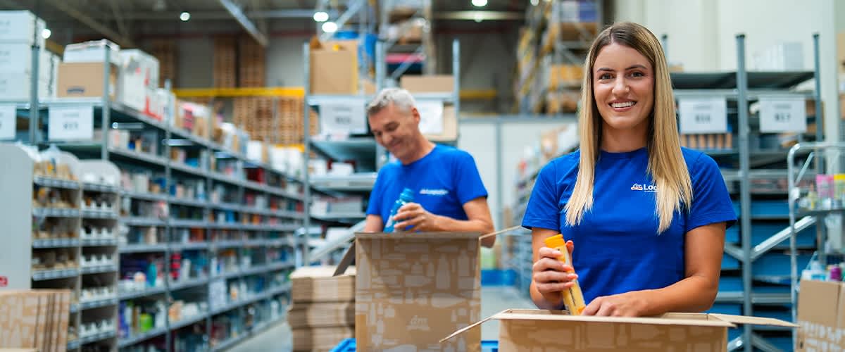  Ljudi pakuju proizvode u kutije u skladištu