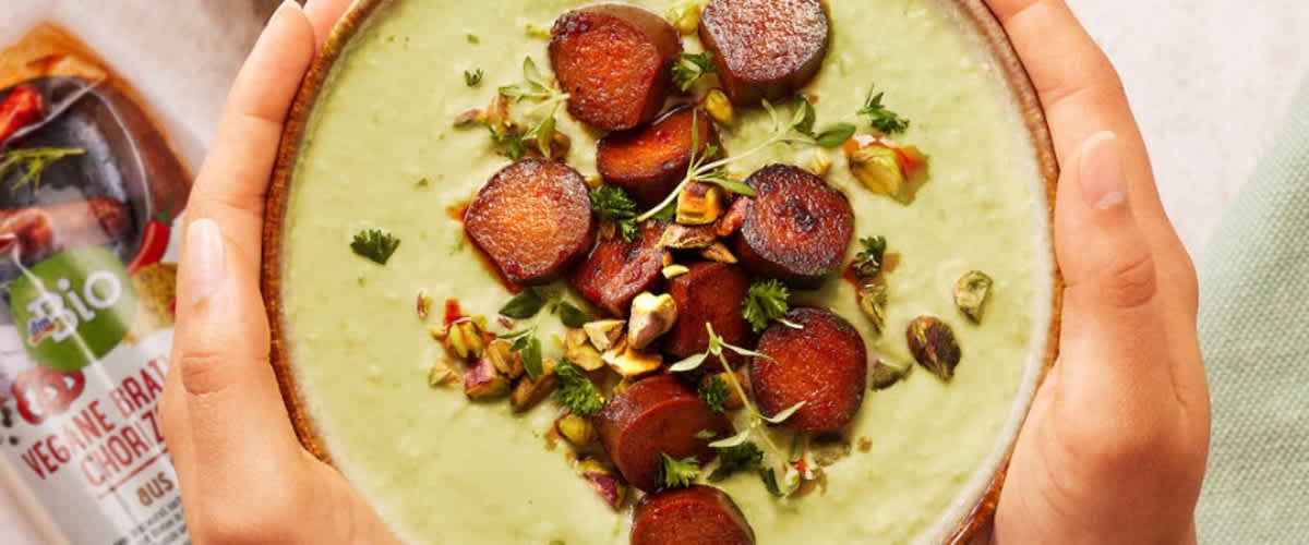 Supa od pistaća sa veganskim čorizom 