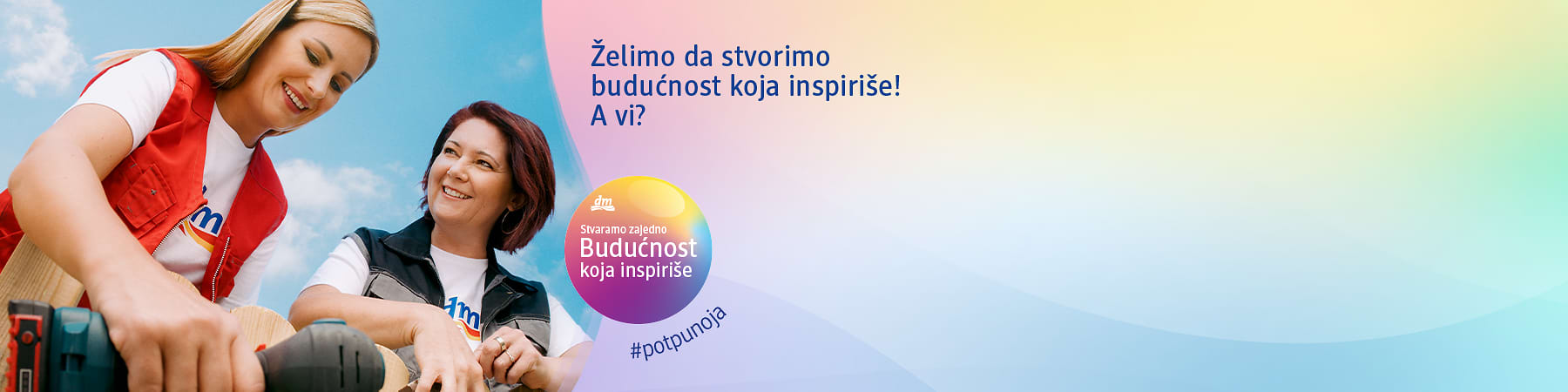 Dvije djevojke u bijelim majicama s dm logom. Tekst: "Mi ojećamo žar za budućnost. A vi? hashtag #bašja i Logo Već 30 godina dm-a