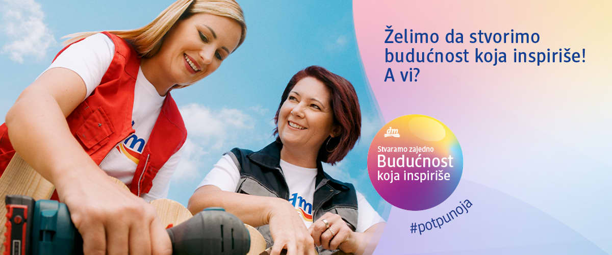 Dve osobe drže mikrofon ispred šarenog pozadinskog postera sa tekstom o inspirativnoj budućnosti