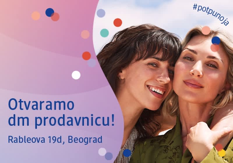 Slika koja prikazuje otvaranje dm prodavnice sa dve nasmejane žene i adresom Rableova 19d Beograd