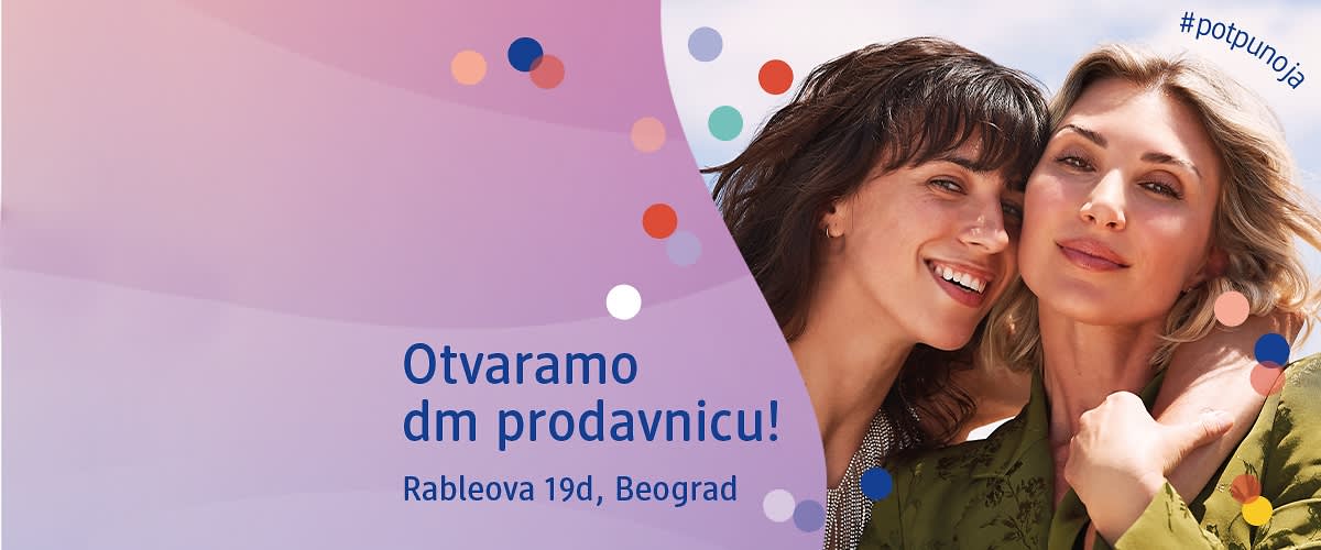 Slika koja prikazuje otvaranje dm prodavnice u Beogradu sa delimično zamagljenim ljudima